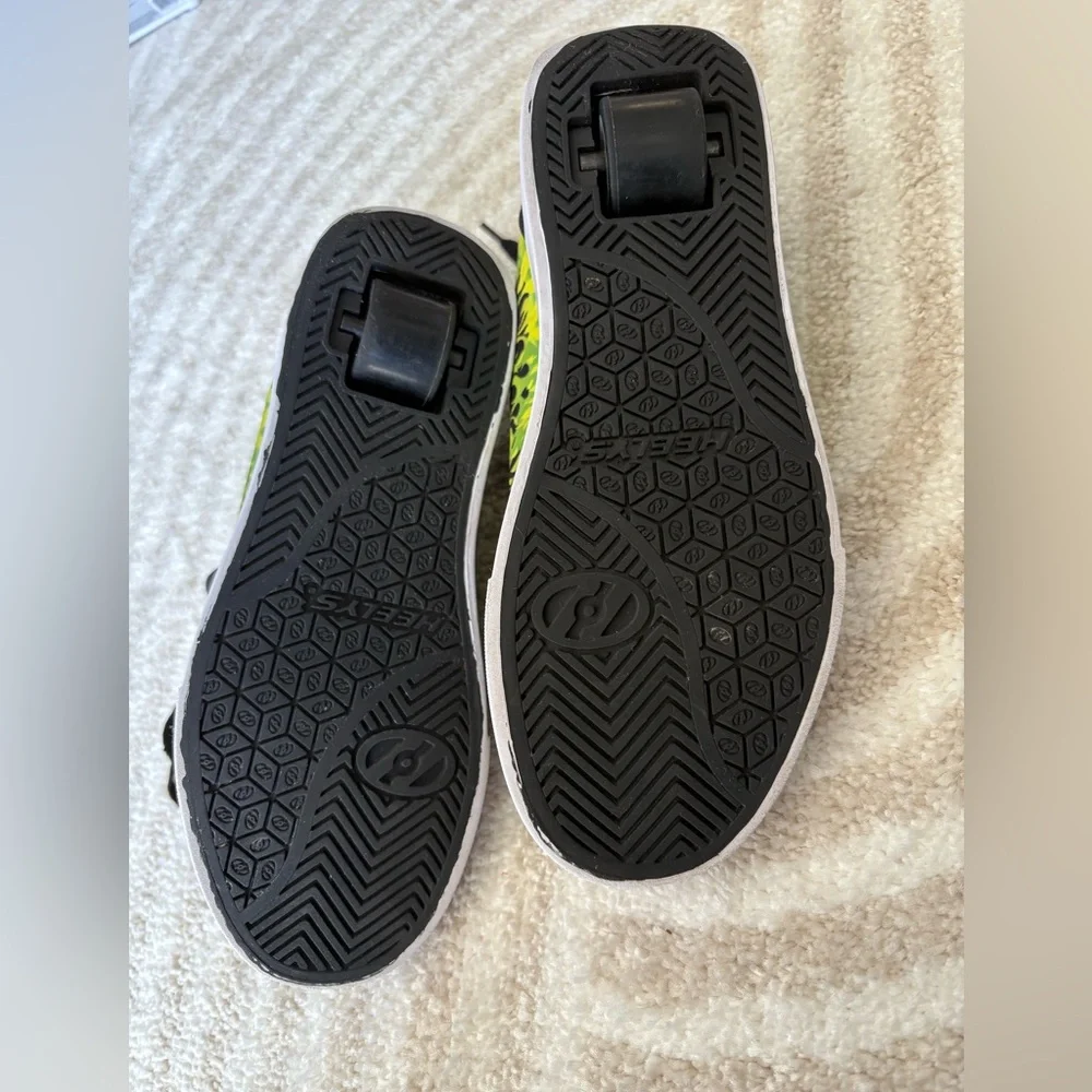 Heelys Black Shoes with Vibrant Green Flames with WHEELS Sz 5 - Picture 6 of 11